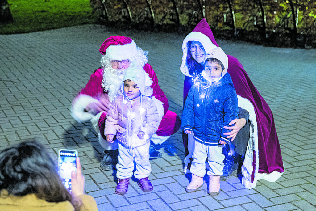 Kerstman en kerstvrouw bij lichtjestocht Nieuwe Meerbode